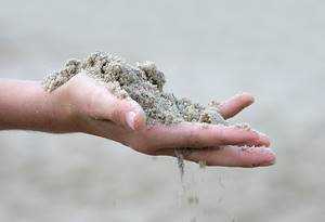 Grabgabel und Handschuhe - Rasen aerifizieren